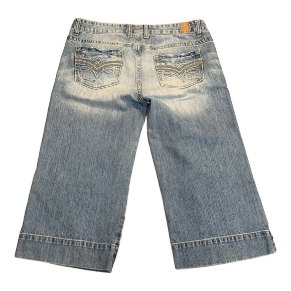 💰Maurices Wide leg Low Rise Cropped Light Wash Distressed Capris - Size 9-10 - Picture 3 of 9